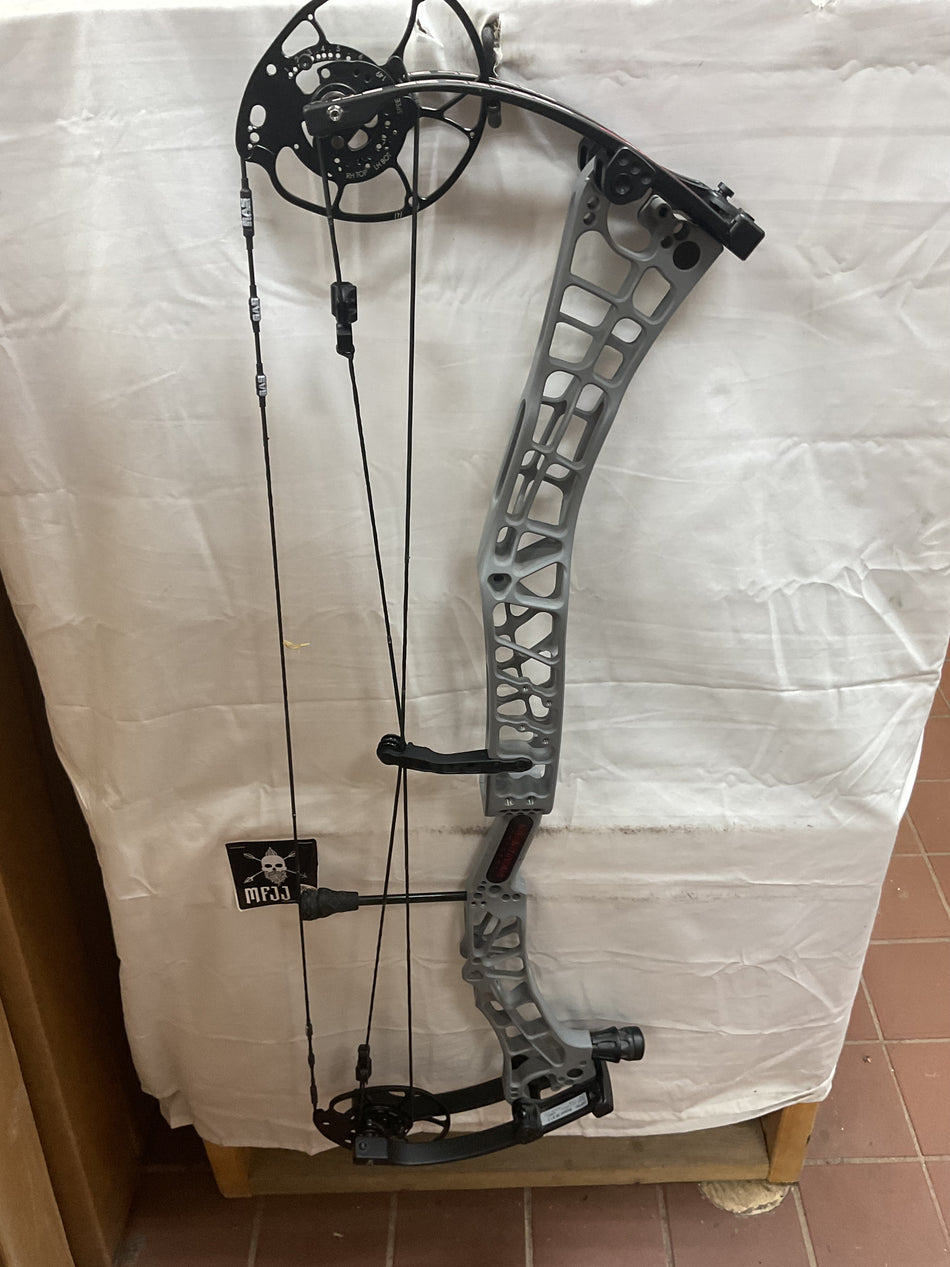 DARTON SEQUEL 35 ST2 - RH/Grey/60 - DS35ST2B60 - 13- Used Bow!!!