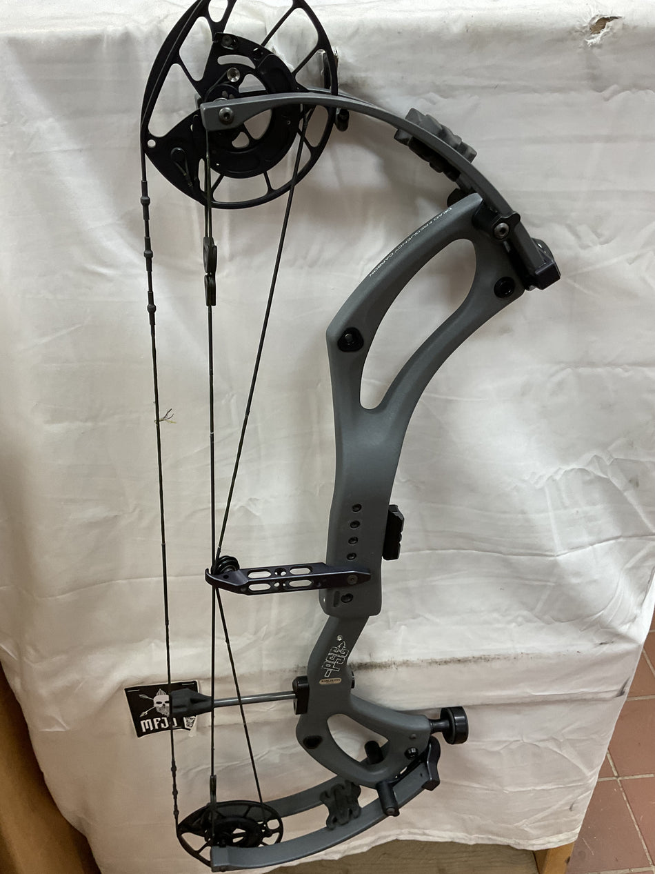 PSE MACH 30 DS - RH/Grey/70 - PM30DSRHG70 - 13 - USED BOW!!!