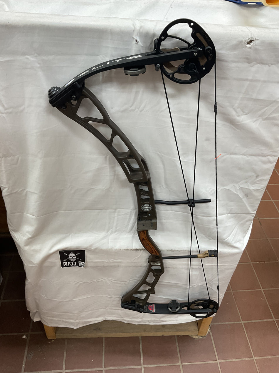 ELITE Synergy - RH/Brown/70 - ESRHB70 - 1- USED BOW!!!!!