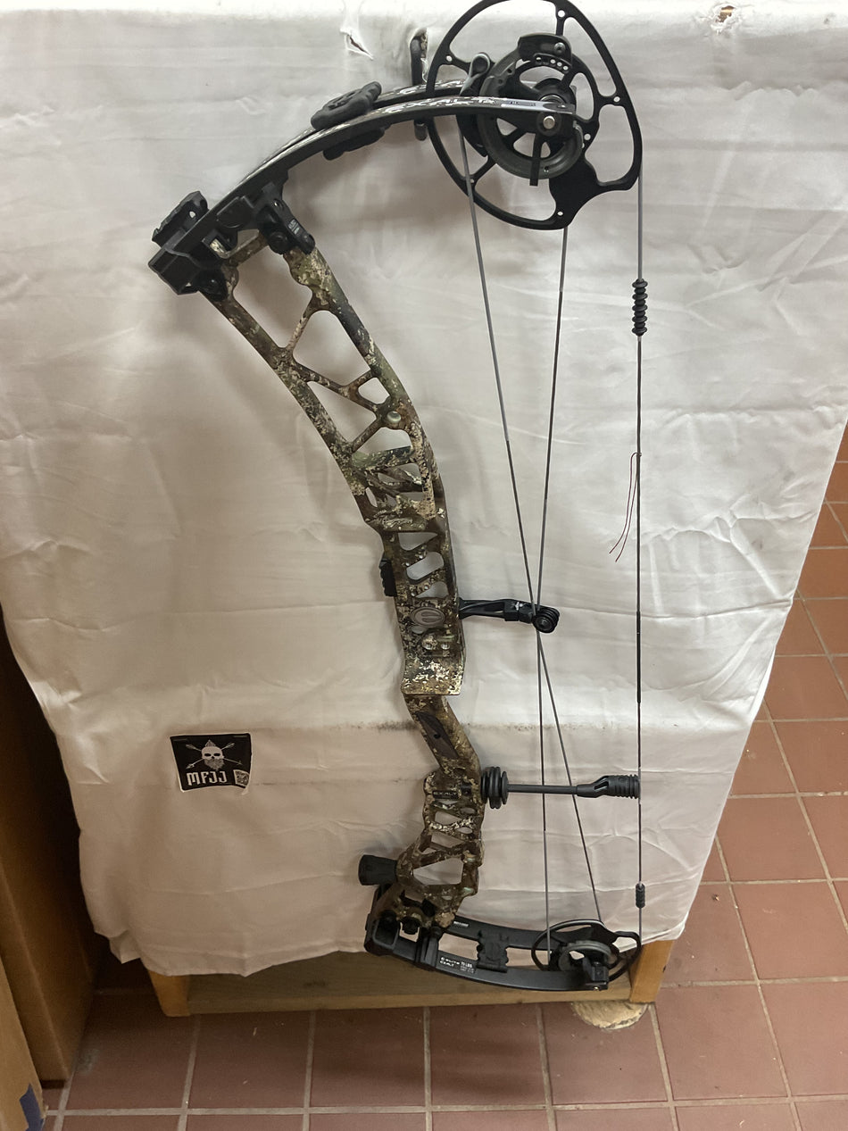 ELITE EXALT 35 - RH/First Lite Spector/70 - EE35RHFLS70 - 17 - USED BOW!!!!