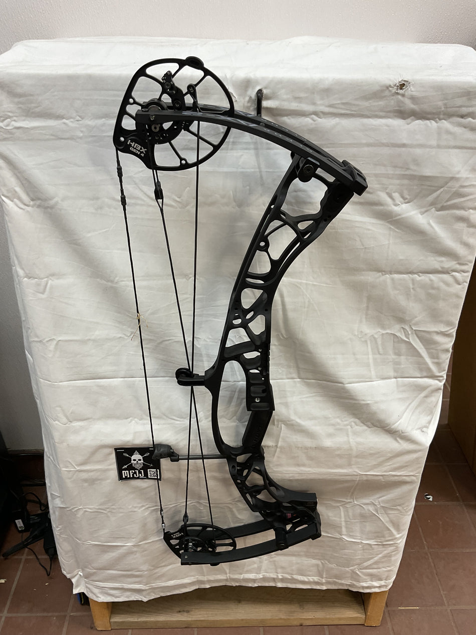 HOYT AX-2 32 - RH/BLACK/60-70# - HAX232RHB70 - 9 - USED BOW!!!