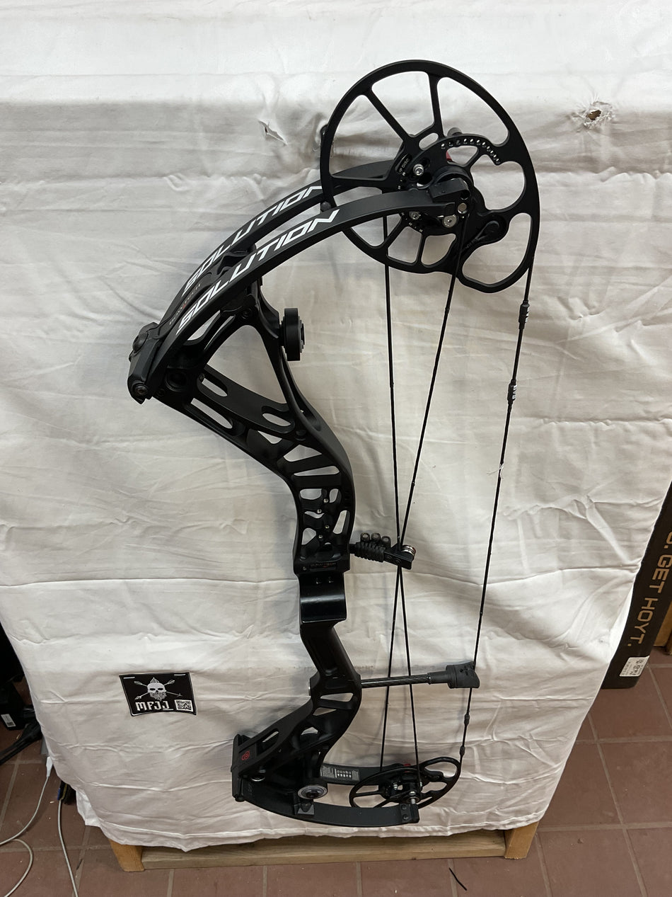 BOWTECH SOLUTION - RH/BLACK/70 - #BTSRHB70 - 4 - USED BOW!!!
