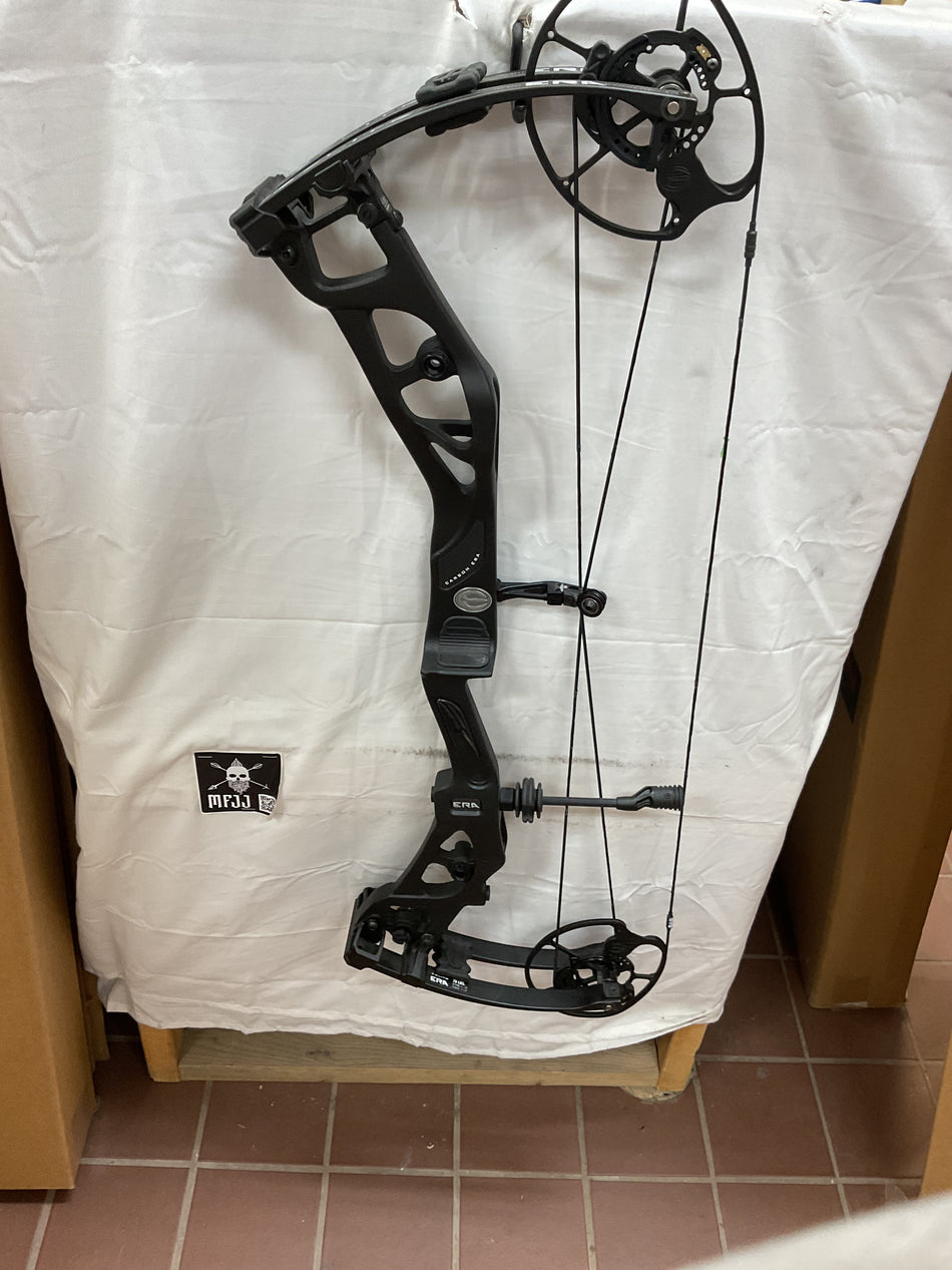 ELITE CARBON ERA - RH/BLACK/70 - #ECERHB70 - 12 - USED BOW!!