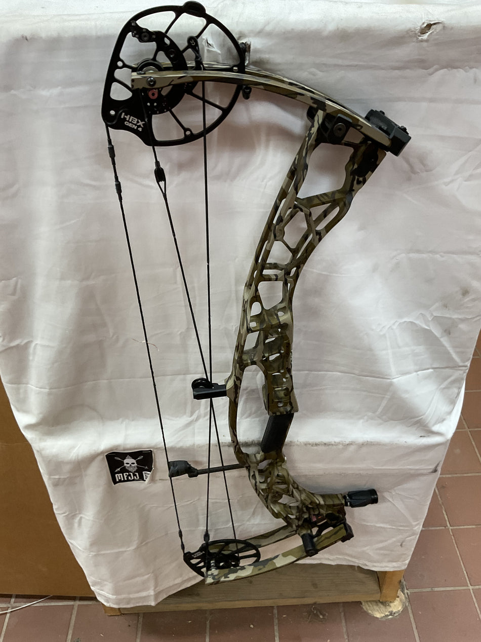 HOYT AX-3 33 - RH/Bottomland/70# - HAX-3.33RHBTM70 -6- USED BOW!!!