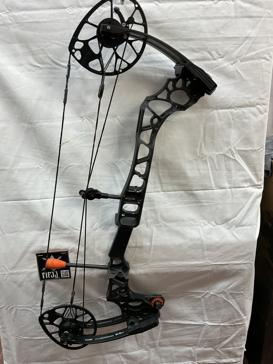 MATHEWS TRIAX BLACK - RH/BLACK/70# - MTRHB70-2 - USED BOW!!!