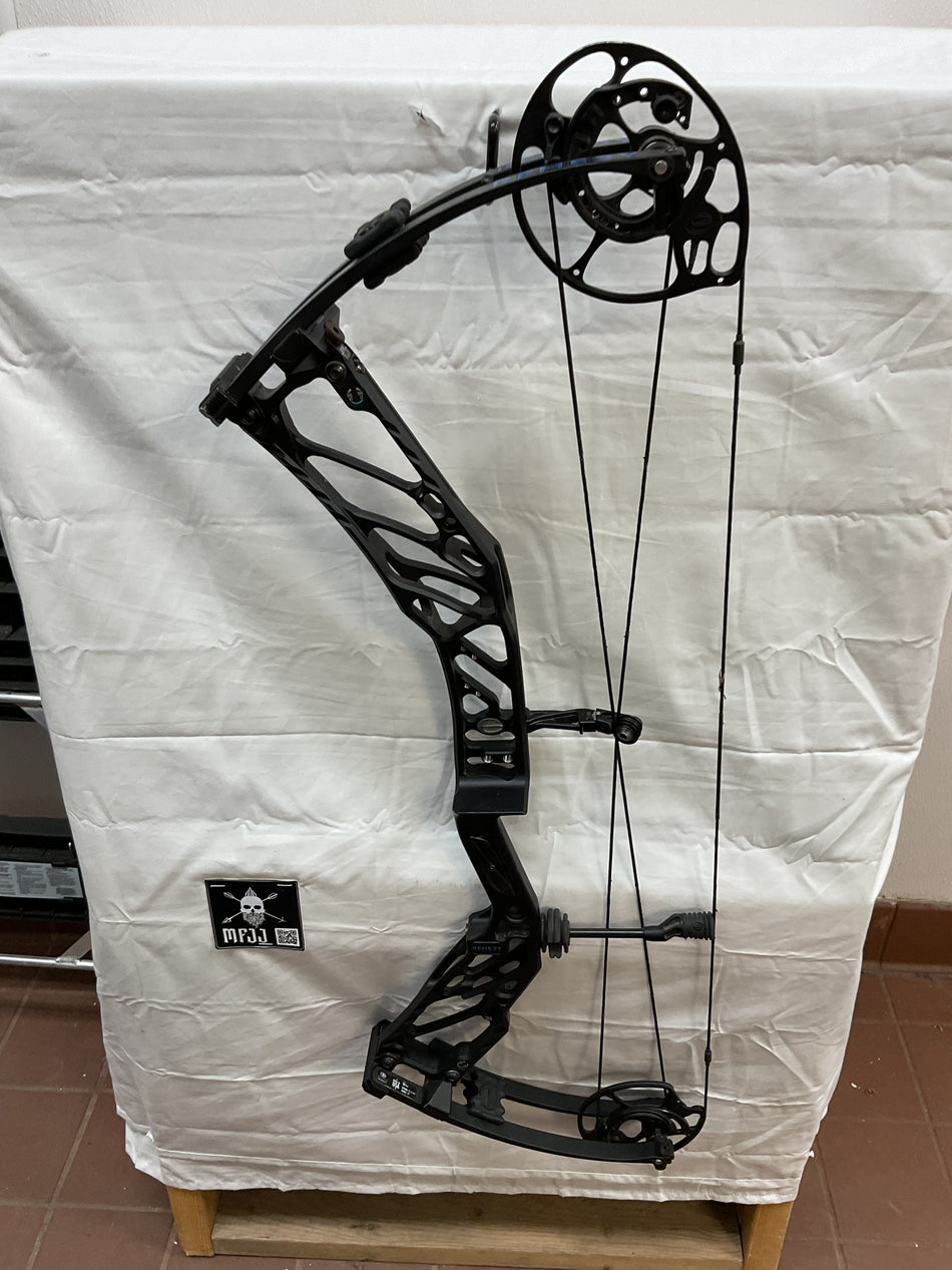 ELITE REMEDY RH/BLACK/70# - ERRHB70 - 2 - USED BOW!!!!!