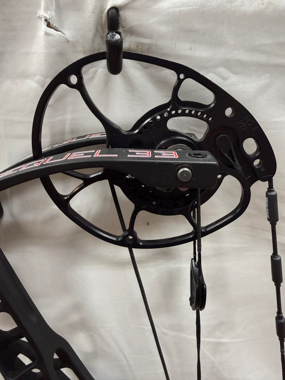 DARTON SEQUEL 33 - RH/Black/70 - #DS33RHB70 - 1 -USED BOW!!!