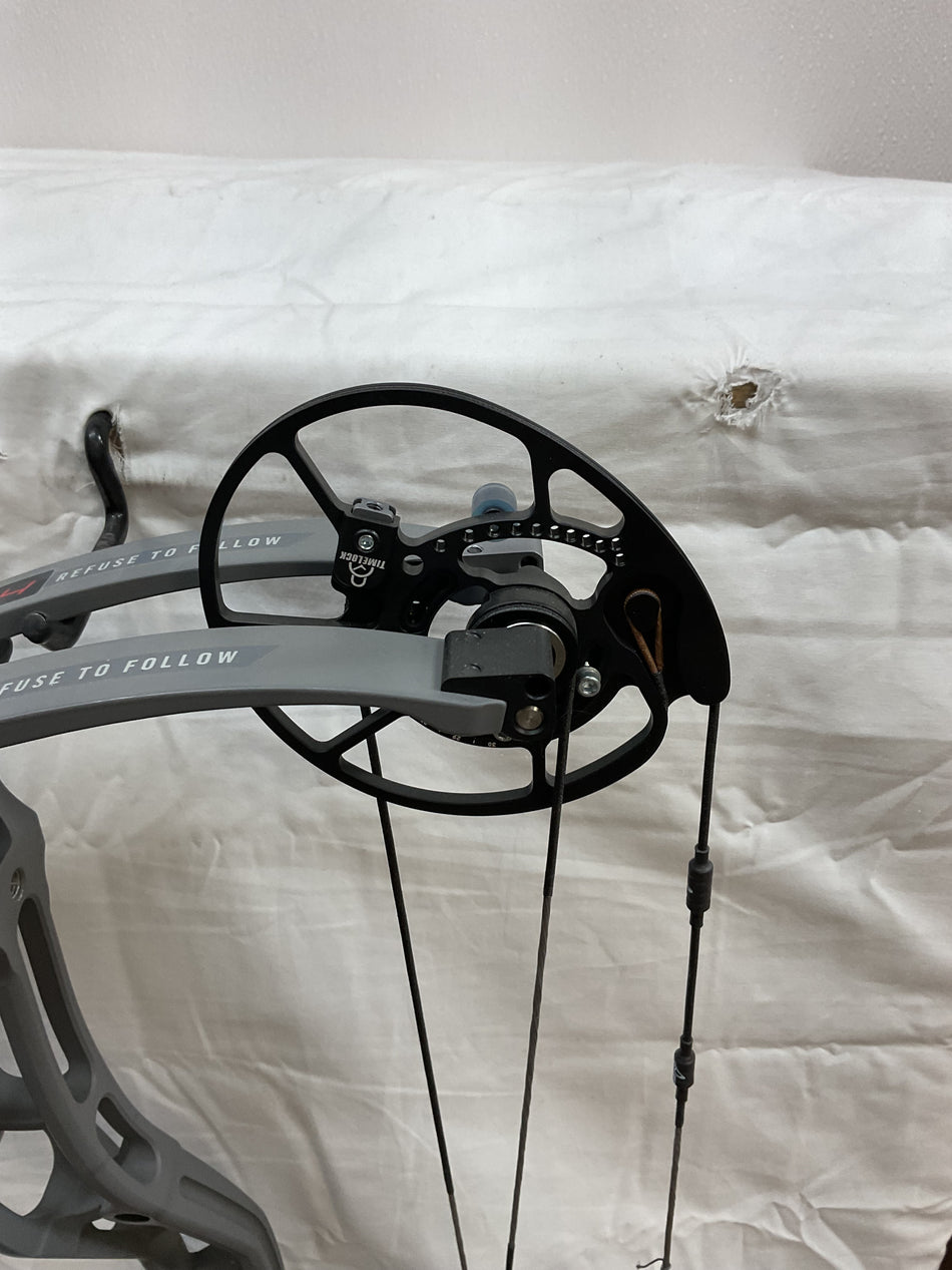 BOWTECH PROVEN 34 - RH/SMOKE GRAY/70 - #BP34SGB70- 13 - USED BOW!!!