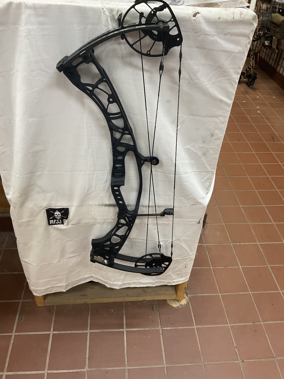 HOYT AX-2 32 - RH/Black/70# - HAX232RHB70 - 17 - USED BOW!!!