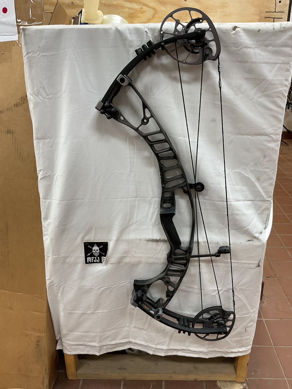 HOYT VTM 34 - RH/Battle Worn/80 - #HVTM34RHBW80- 7 - USED BOW!!!