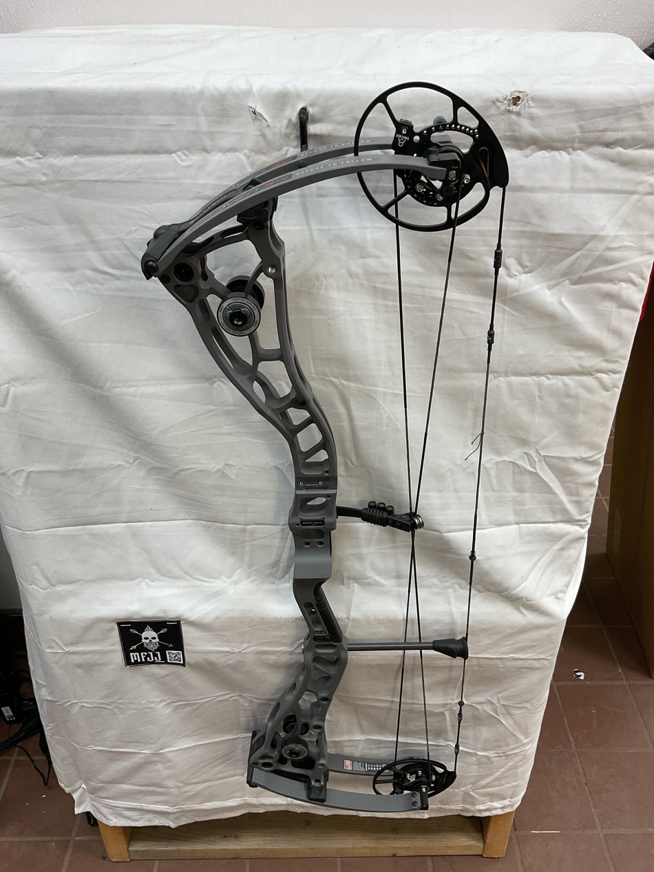 BOWTECH PROVEN 34 - RH/SMOKE GRAY/70 - #BP34SGB70- 13 - USED BOW!!!