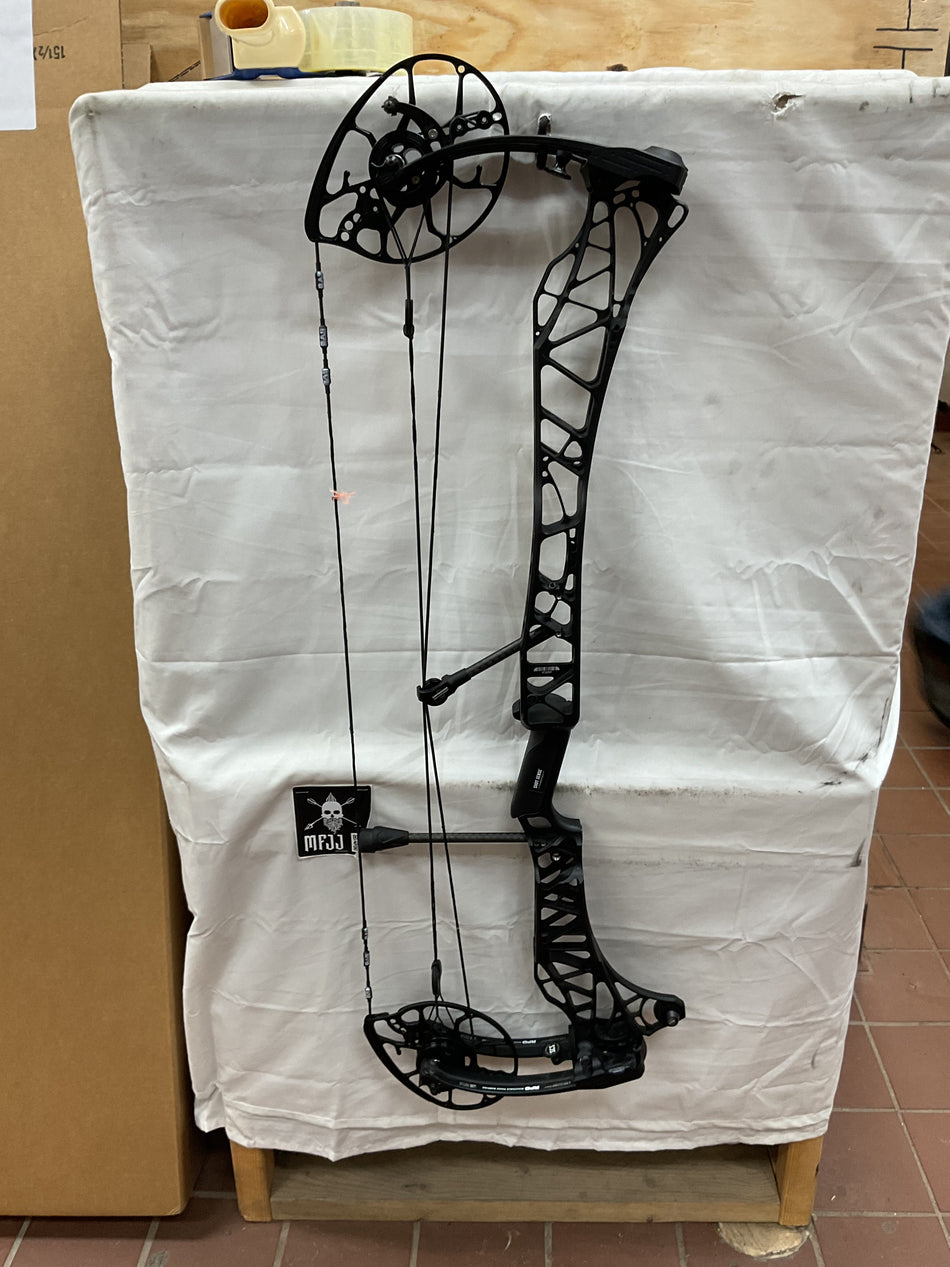MATHEWS LIFT 33  - RH/Black/55-80# - #ML33RHB5580 - 67- USED BOW!!!
