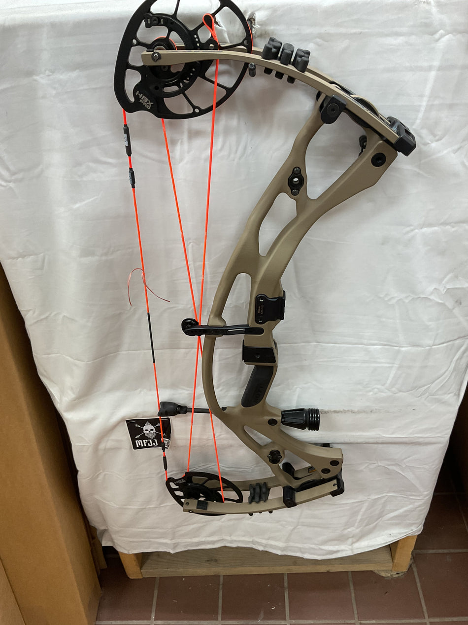 HOYT RX7 - RH/BUCKSKIN/70 - HRX7RHBK70 - 12 - USED BOW!!!!!!