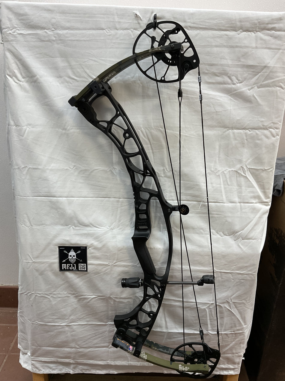 HOYT AX-2 32 - RH/BLACK-KUIU VERDE/70# - HAX232RHT70-3 - USED