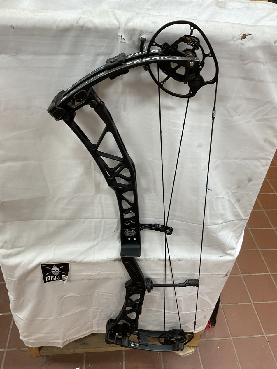 ELITE Verdict - RH/Black/65 - EVRHB65 - 2- USED BOW!!!!!