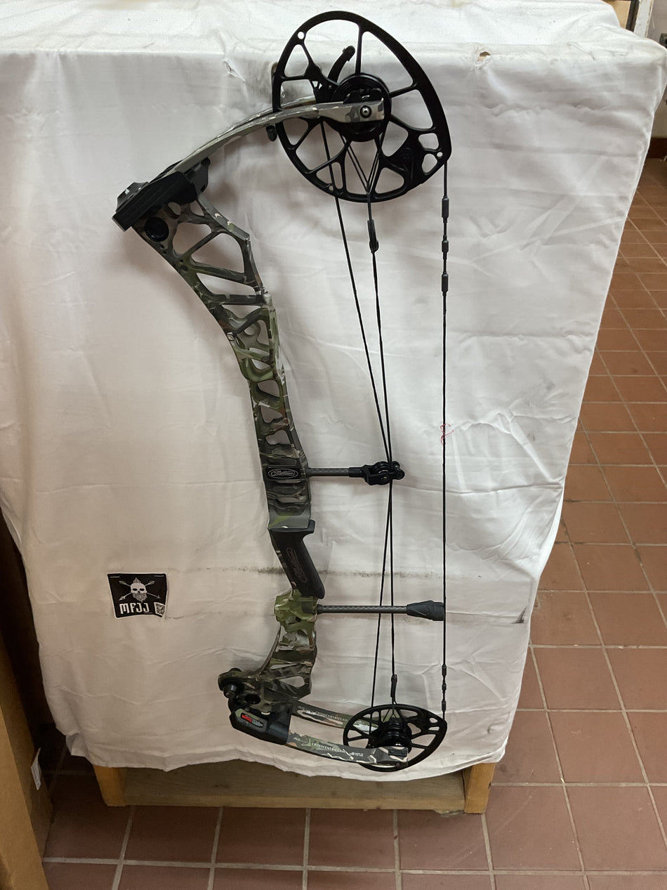 MATHEWS TRAVERSE - RH/Under Armour/70# - MTRHUA70 - 6 - USED BOW!!!