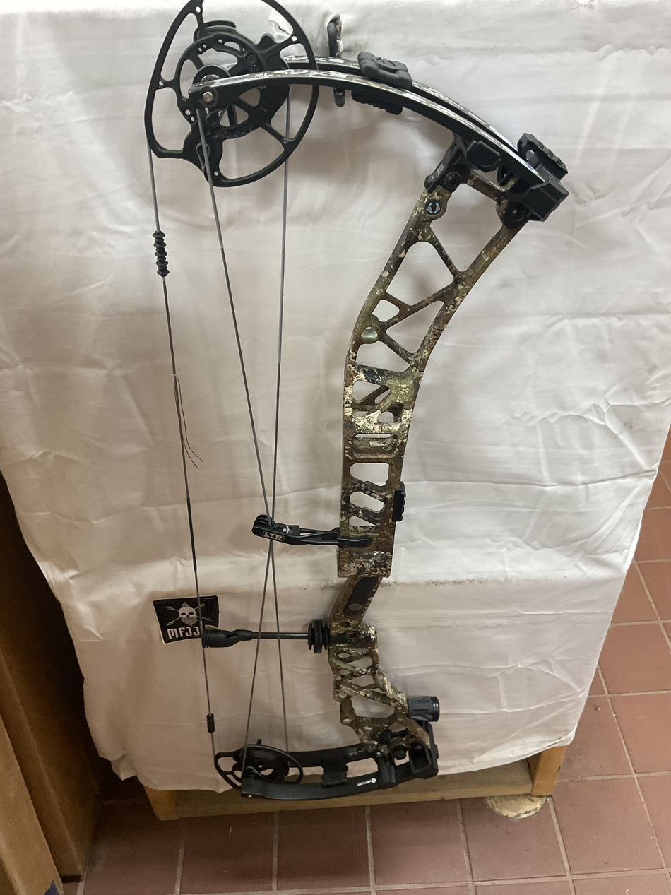 ELITE EXALT 35 - RH/First Lite Spector/70 - EE35RHFLS70 - 17 - USED BOW!!!!