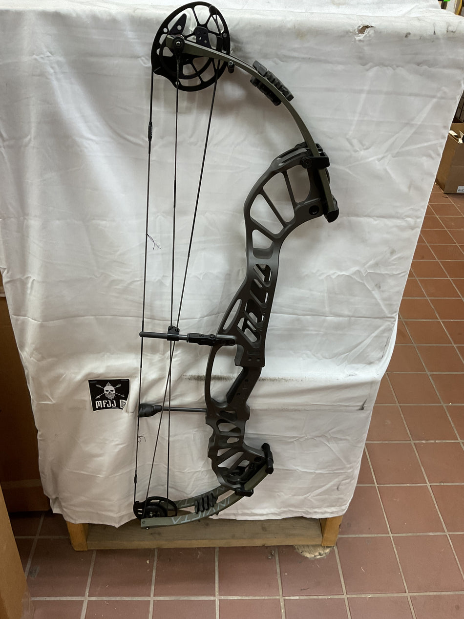 Hoyt Invicta 37/Gray/RH-HIRHG70-PodiumOutlet-50