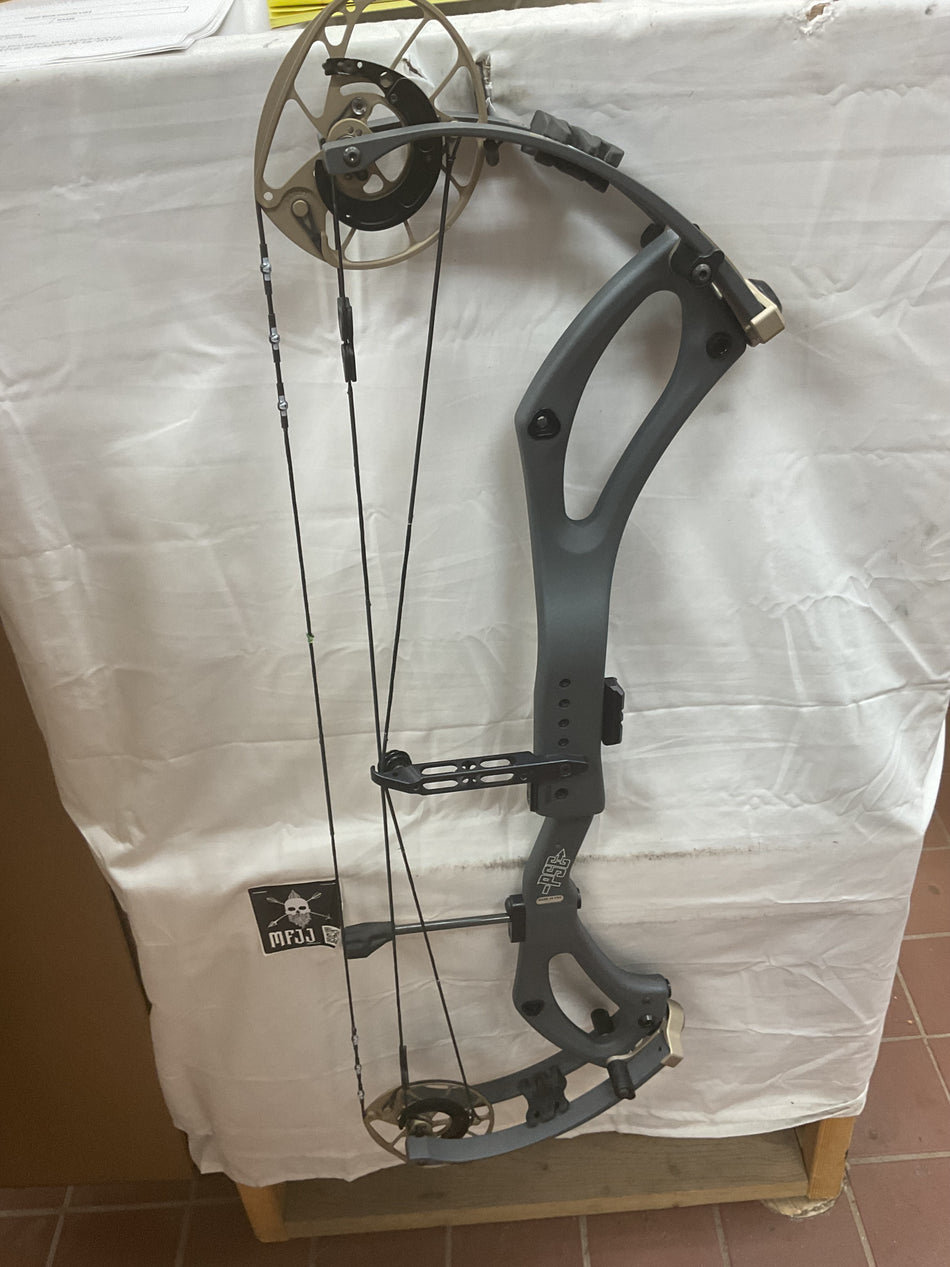 PSE MACH 33 DS - RH/Charcoal/70 - #PM33DSRHC70 - 4 - USED BOW!!!