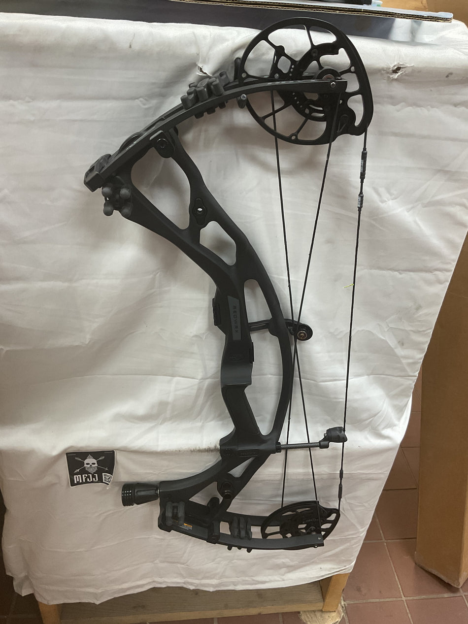 HOYT RX7 - RH/Black/65 - HRX7RHB65 - 16 - USED BOW!!!!!