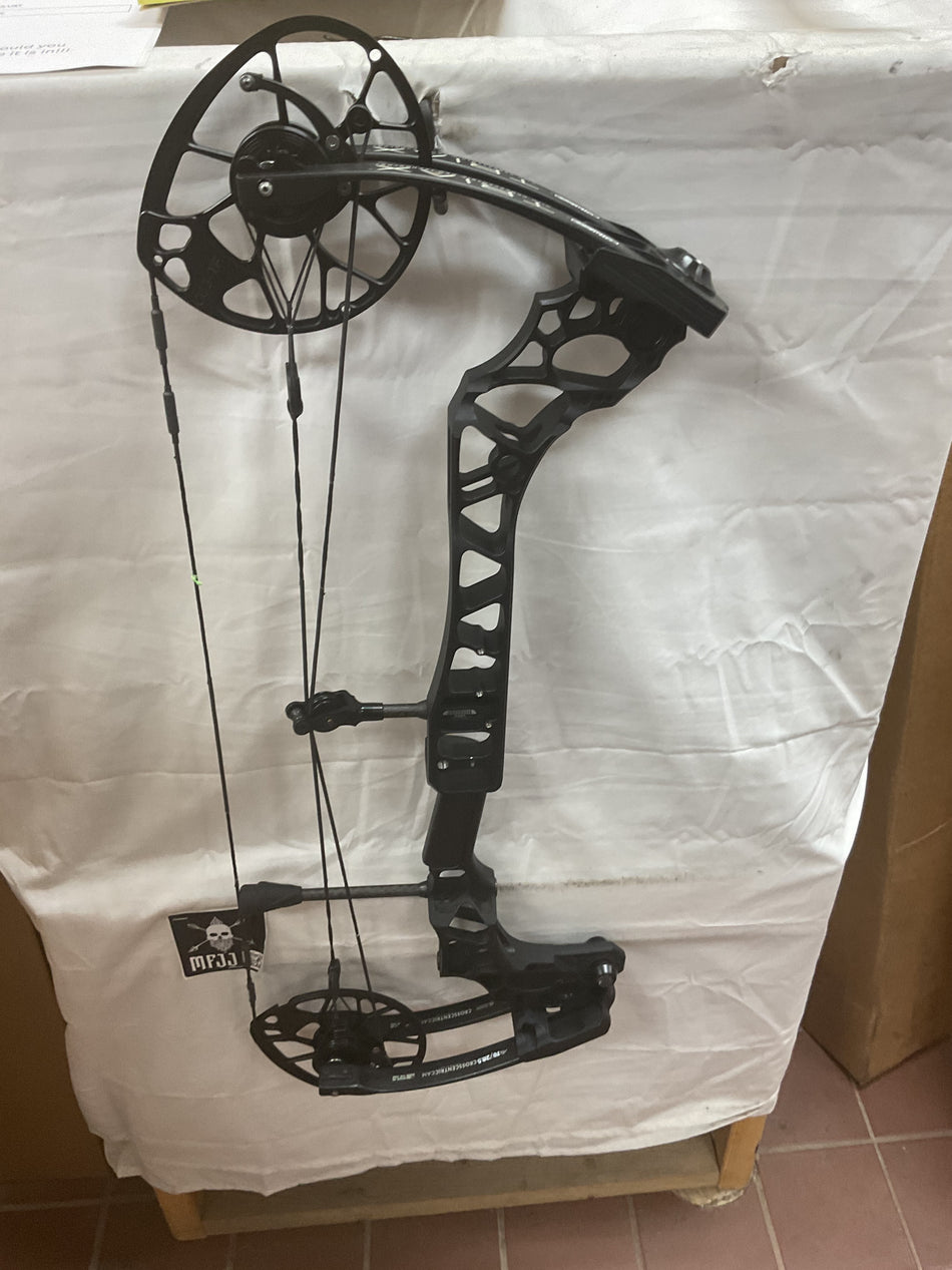 MATHEWS TRIAX - RH/Black/70# - MTRHB70- 10 - USED BOW!!!