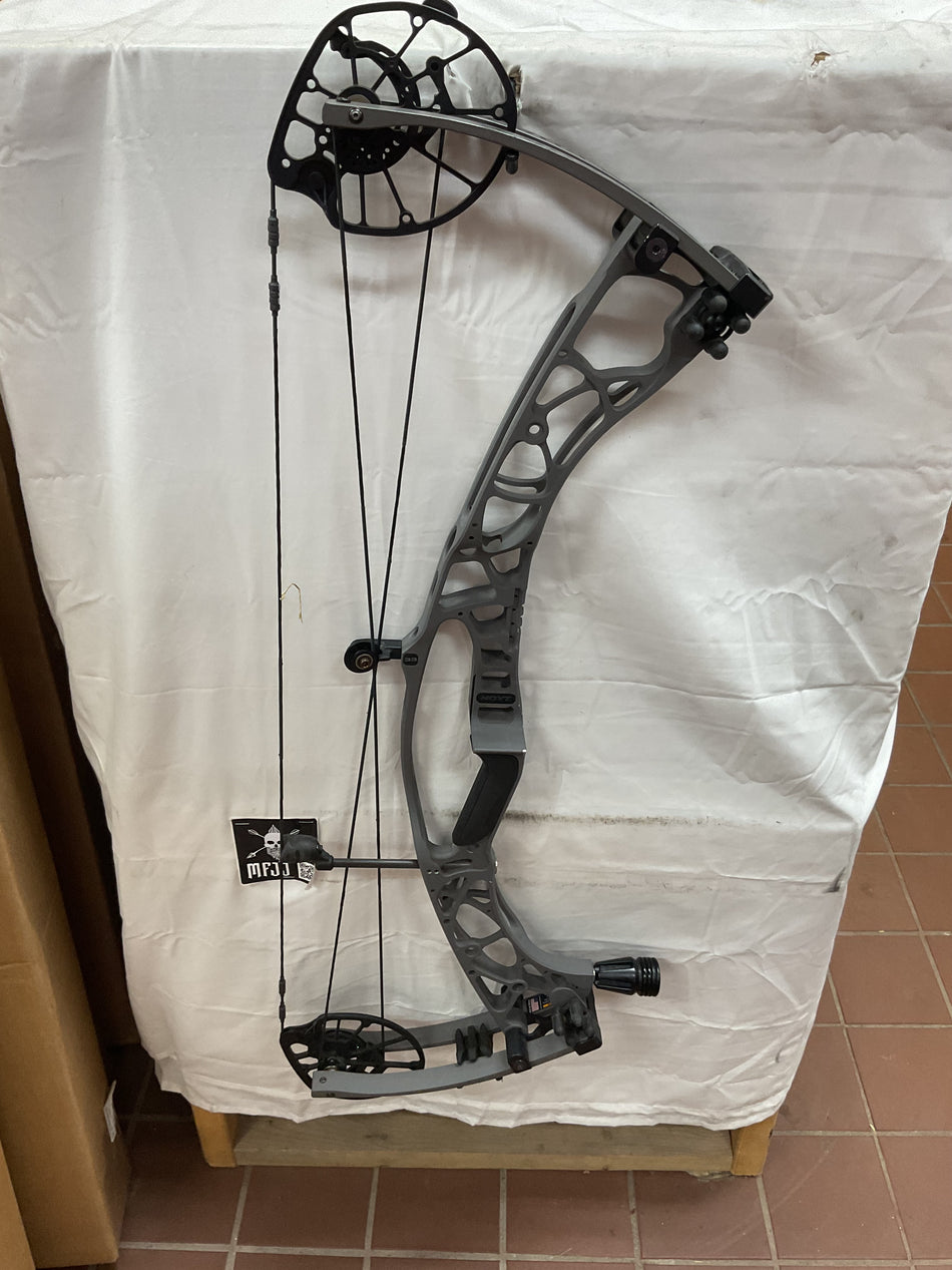 HOYT ALPHA X 33 - RH/Tombstone/70- HAX33RHTS70 - 12 - USED!!!