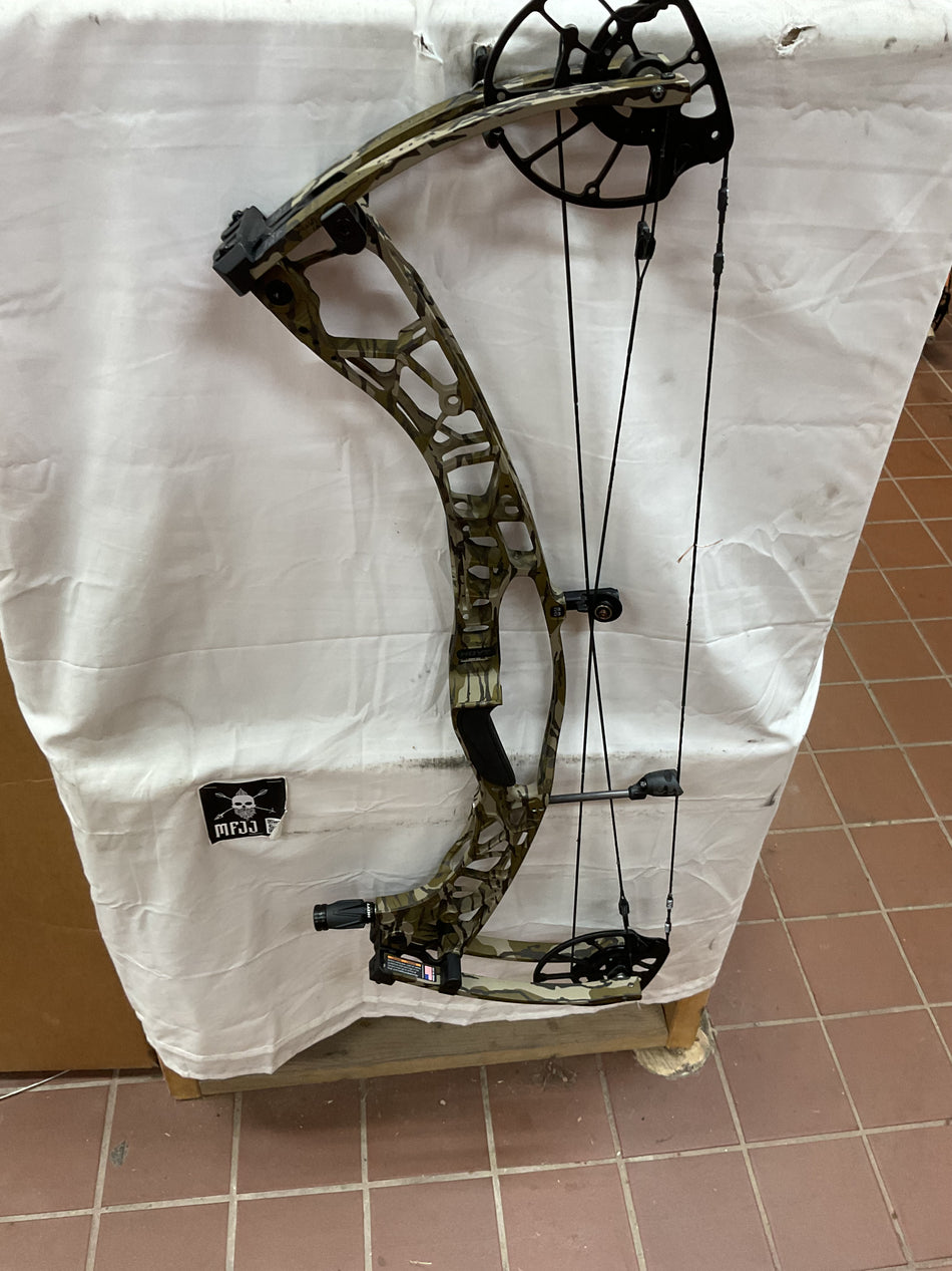HOYT AX-3 33 - RH/Bottomland/70# - HAX-3.33RHBTM70 -6- USED BOW!!!