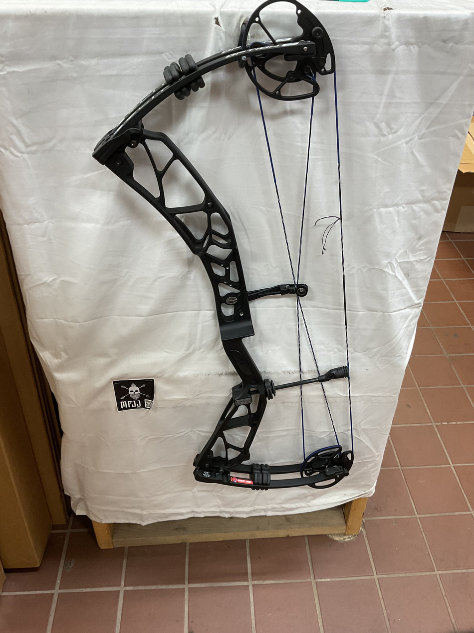 ELITE OPTION 7 - RH/Black/70 - EO7B70 - 2 - USED BOW!!!!!!
