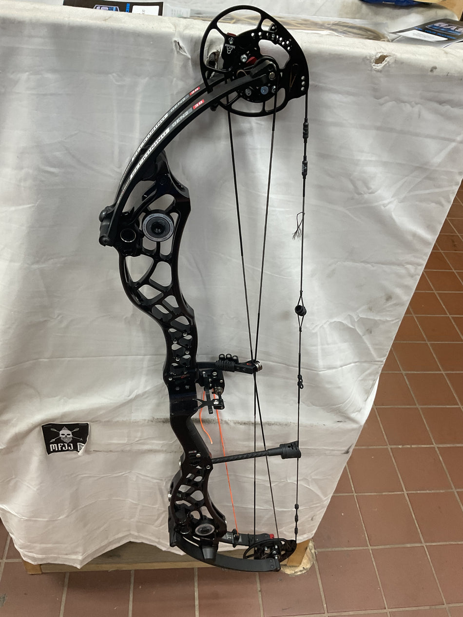 Bowtech Reckoning GEN 2/Black w/Red Speckle/RH-BT36G2RH60-PodiumOutlet-80