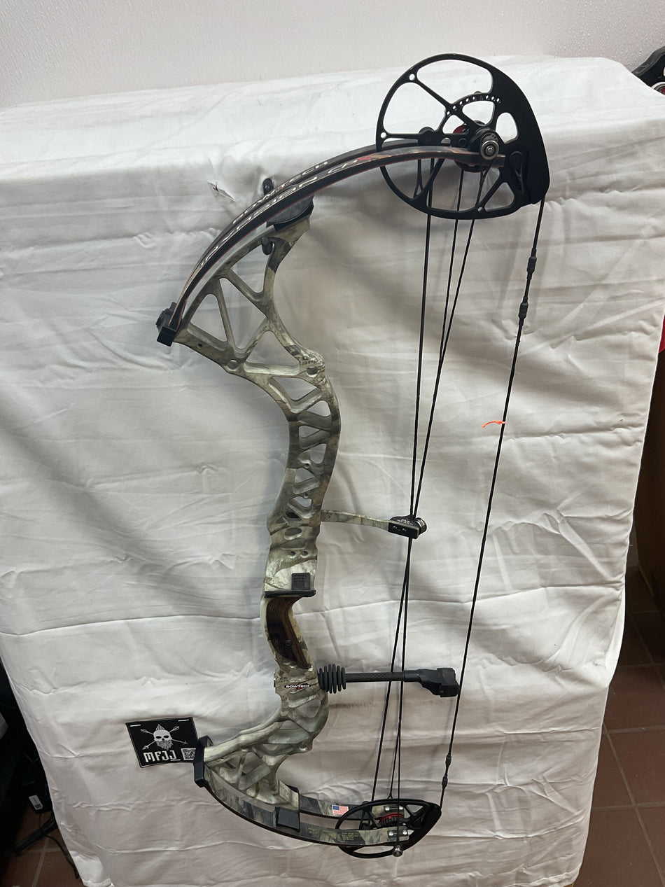 BOWTECH INVASION CPX RH/MOSSYO OAK TREESTAND/70 - #BICPXRHMO70 - USED BOW!!!!