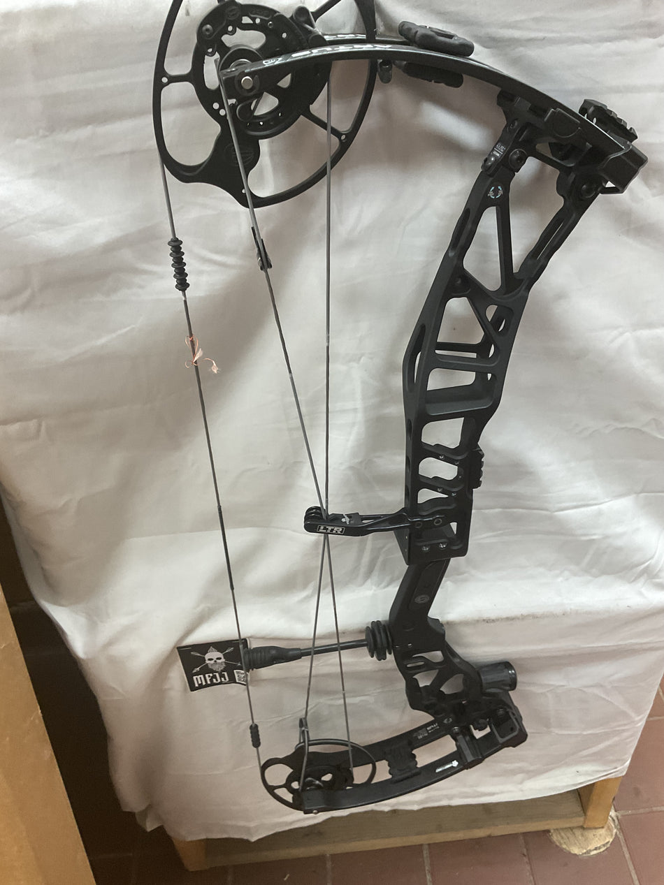 ELITE ARTUS - RH/Black/70 - EALHB70 - 9 - USED BOW!!!!!