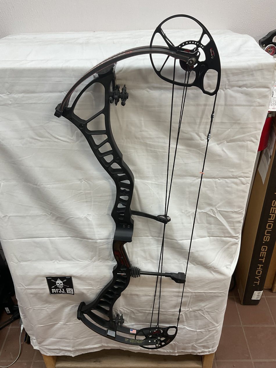BOWTECH INSANITY CPXL RH/BLACK/70 - BTICPXLRHB70 - 2 - USED BOW!!!!!