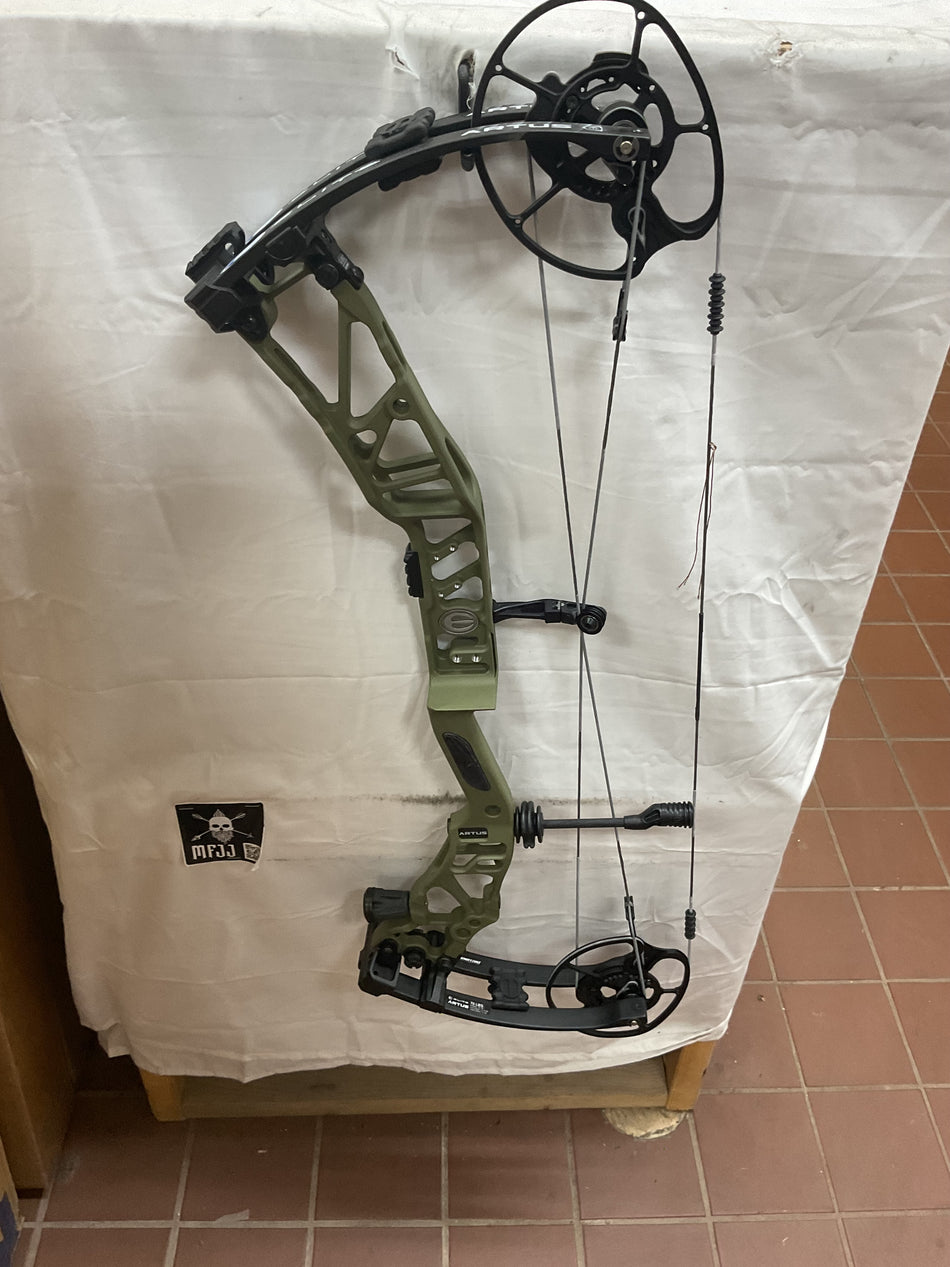 ELITE ARTUS - RH/Outdoor Green/70 - EALHODG70 - 10 - USED BOW!!!!!