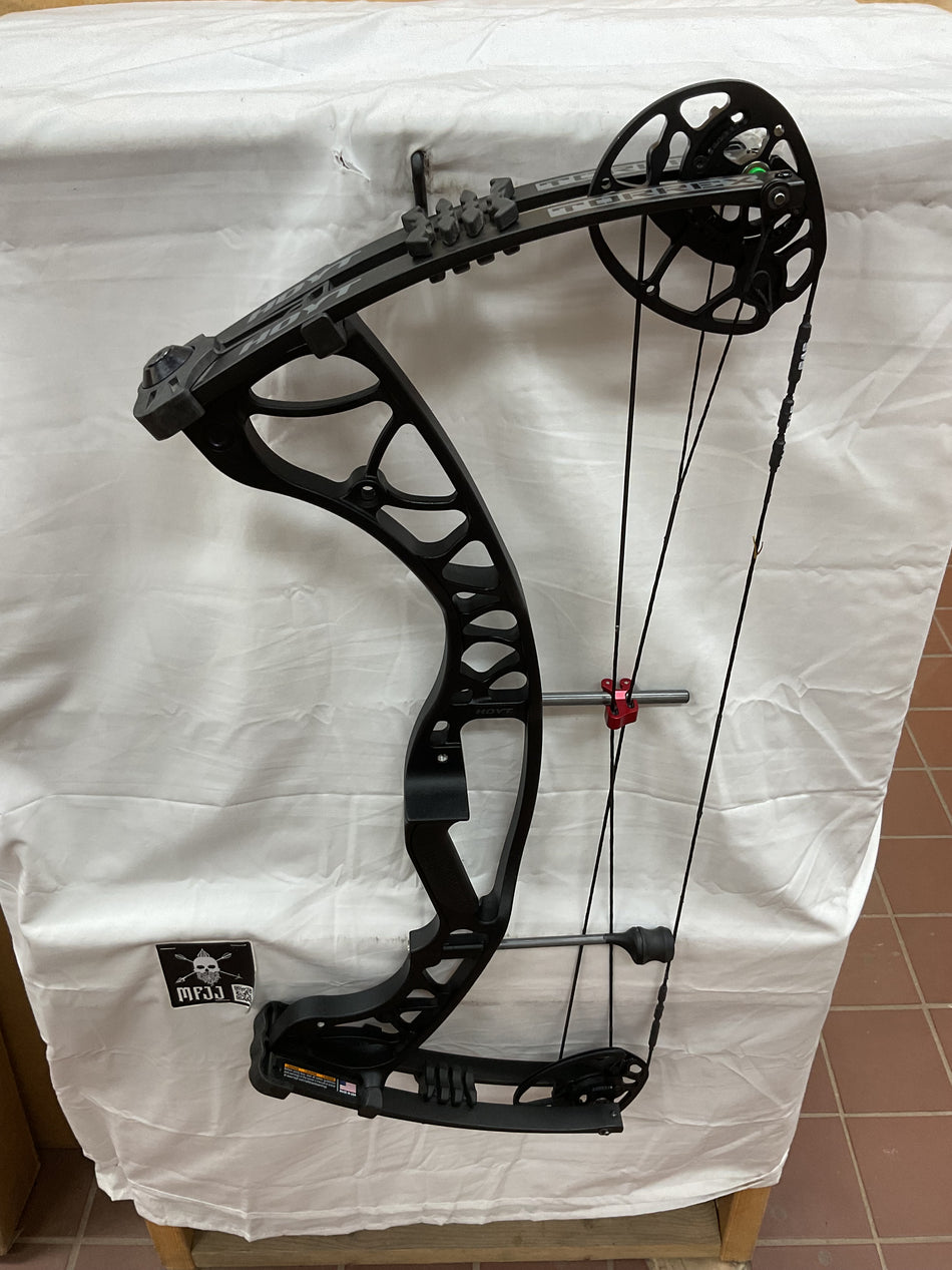 HOYT TORREX - RH/BLACK/70 - #HTRHB70 - 14 - USED BOW!!!