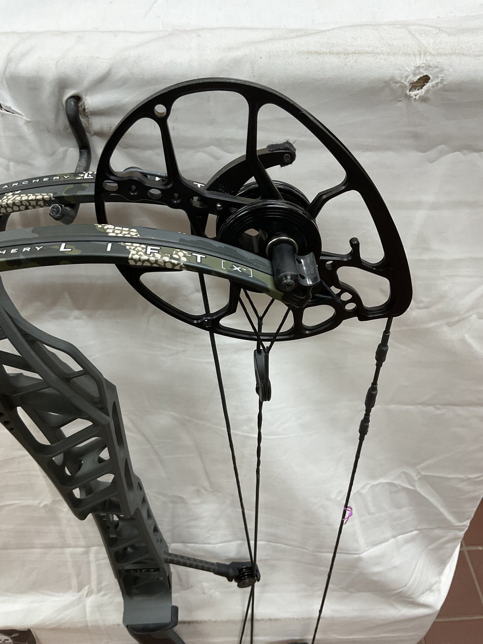 MATHEWS LIFT X 33  - RH/SHALE-KUIU/55-80# - #MLRHX33SK5580- 52 - USED BOW!!