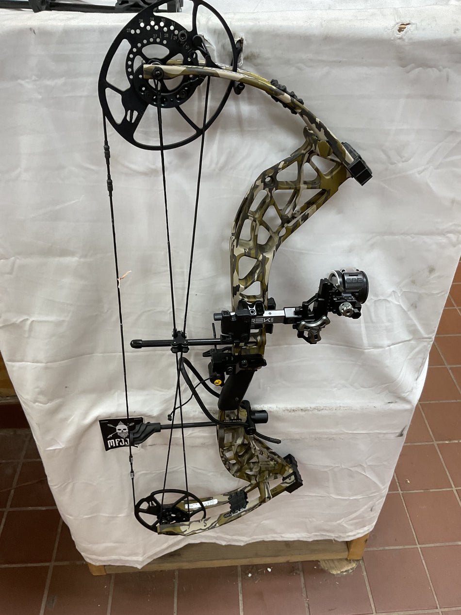 BEAR Adapt 2 HP RTH RH/Bottomland/70# - #BEA2HPRHGBTM70- 1- USED BOW!!!!