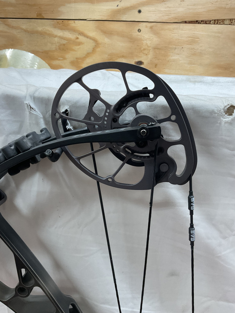 HOYT VTM 34 - RH/Battle Worn/80 - #HVTM34RHBW80- 7 - USED BOW!!!