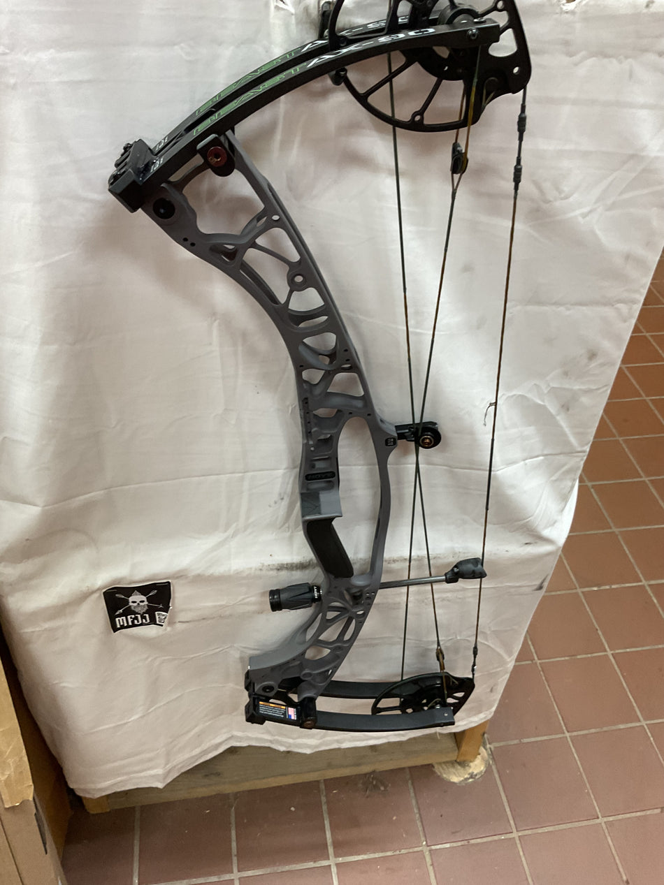 HOYT AX-90 - RH/Tombstone/90# - HAX-90RHTS90 -4- USED BOW!!!