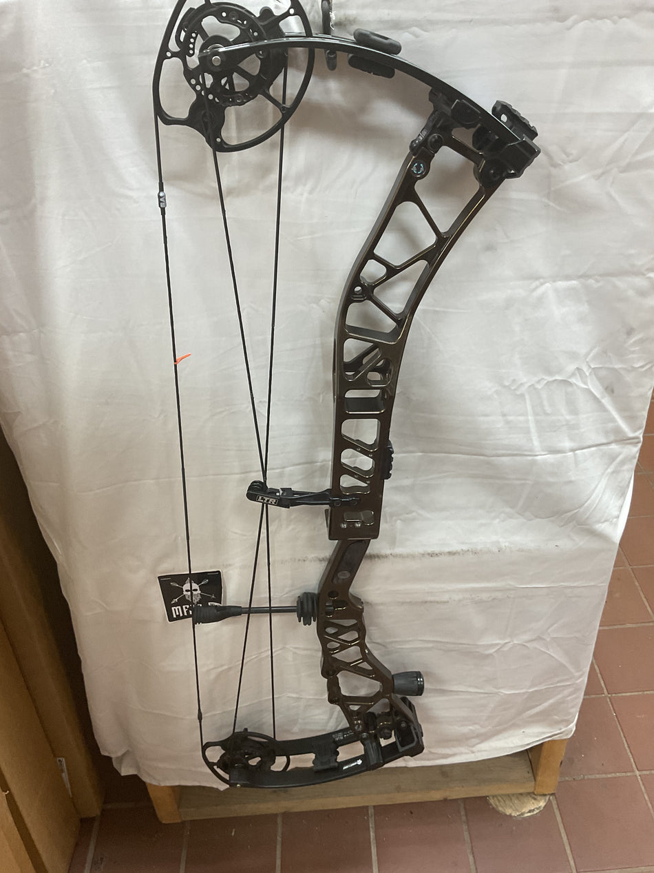 ELITE EXALT 35 - RH/Dark Brown/70 - EE35RHDB70 - 16 - USED BOW!!!!
