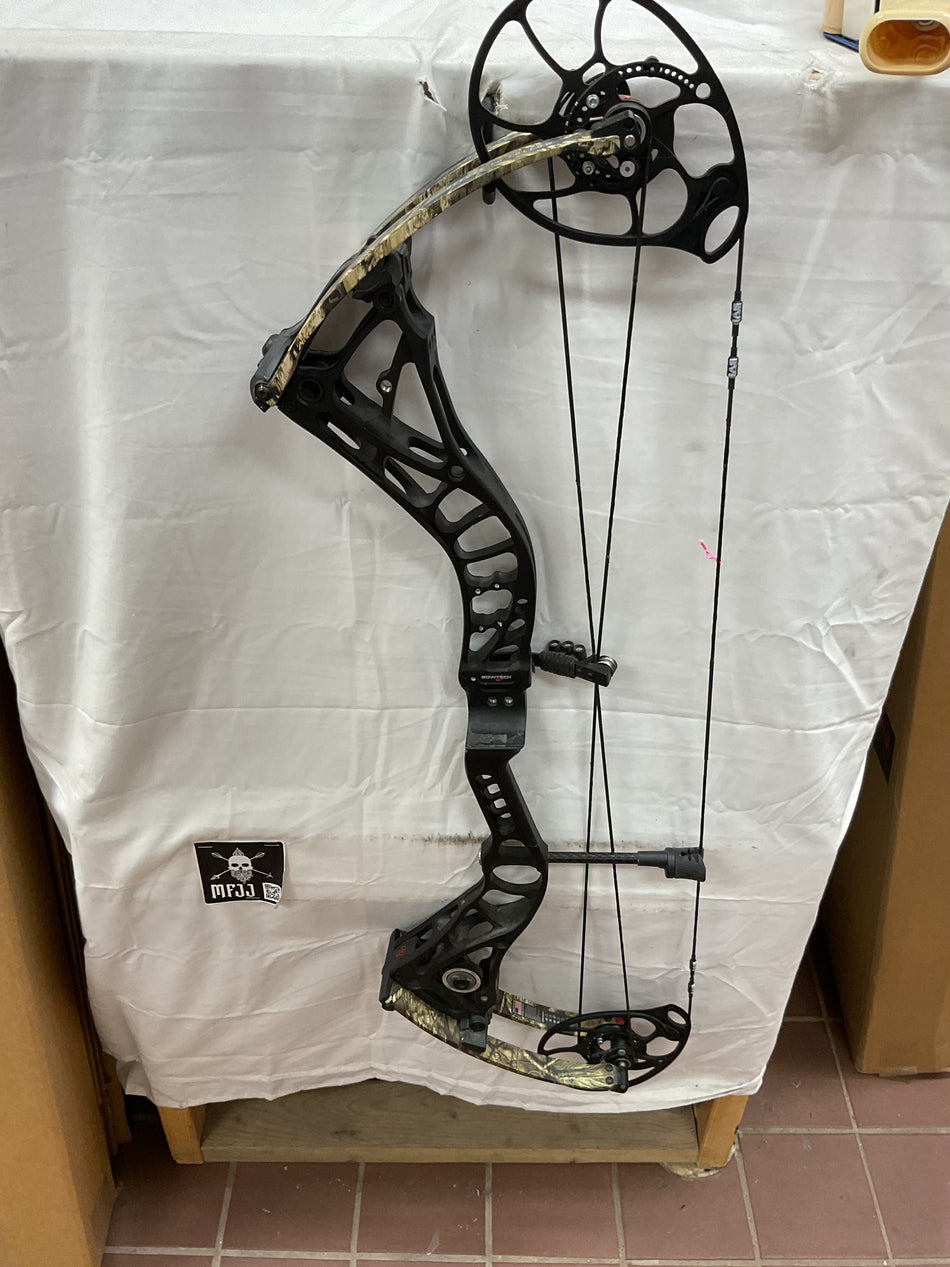 BOWTECH SR350 - RH/Black/Mossy Oak/60 - #BSR350RHBMO60- 1 - USED BOW!!!