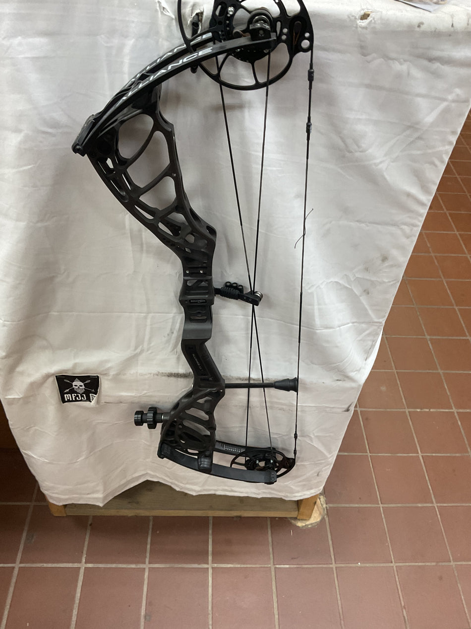 BOWTECH ALLIANCE 33- RH/Stealth Grey/70 - #BSLSRHSG70- 2 - USED BOW!!!