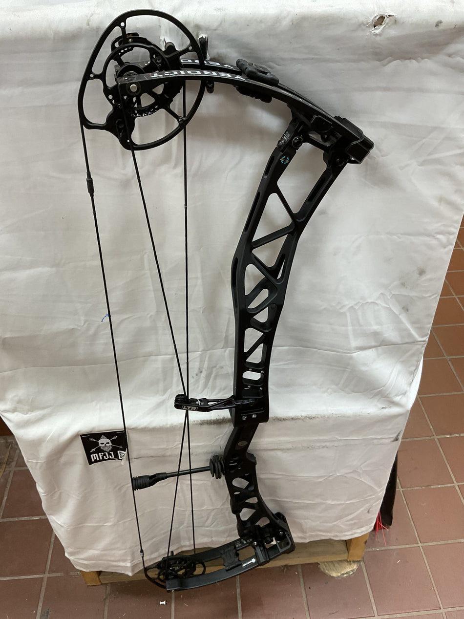ELITE Verdict - RH/Black/65 - EVRHB65 - 2- USED BOW!!!!!