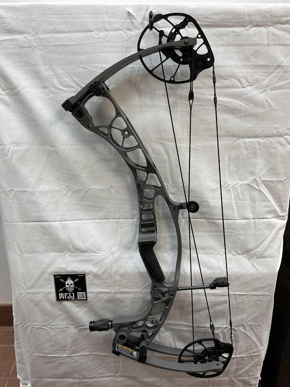HOYT AX-2 29 - RH/THOMBSTONE/60-70# - HAX29RHTBS70 - 5 - USED BOW!!!
