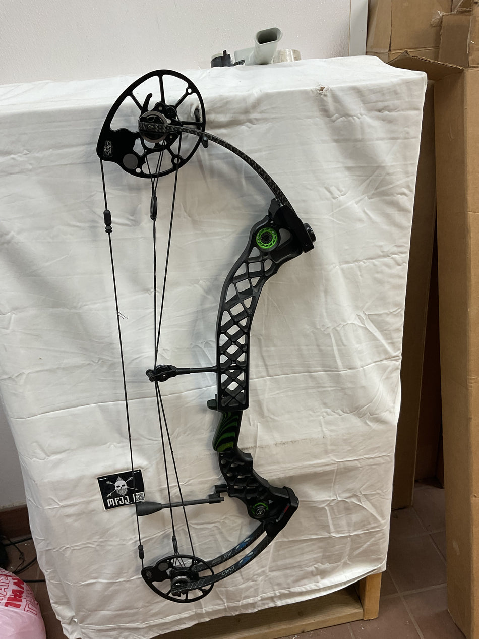 MATHEWS MONSTER CHILL R- RH/BLACK/70# -  MMCRHB2870 - 3 - USED BOW!!!