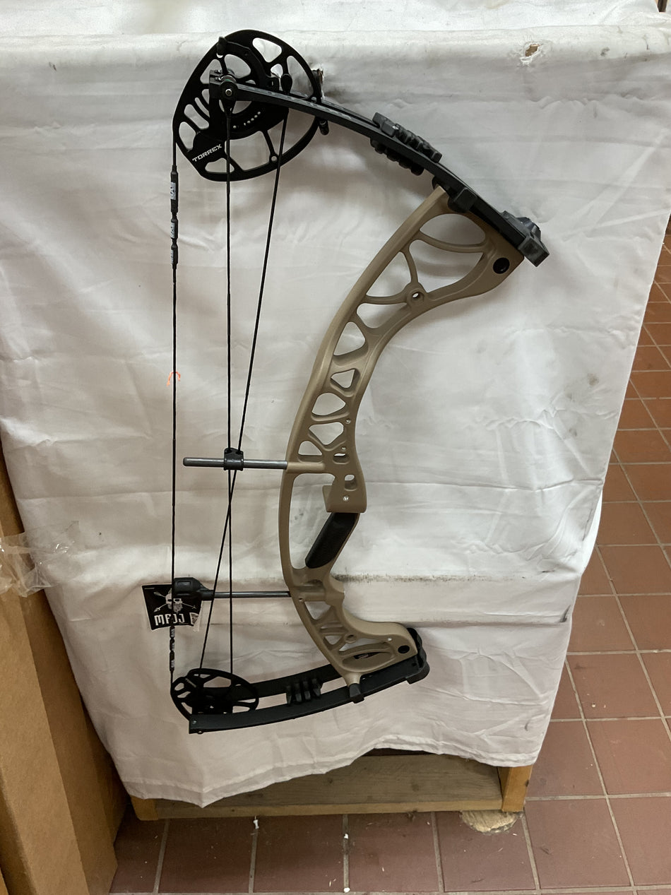HOYT TORREX - RH/Buckskin/70 - #HTRHBS70 - 13 - USED BOW!!!
