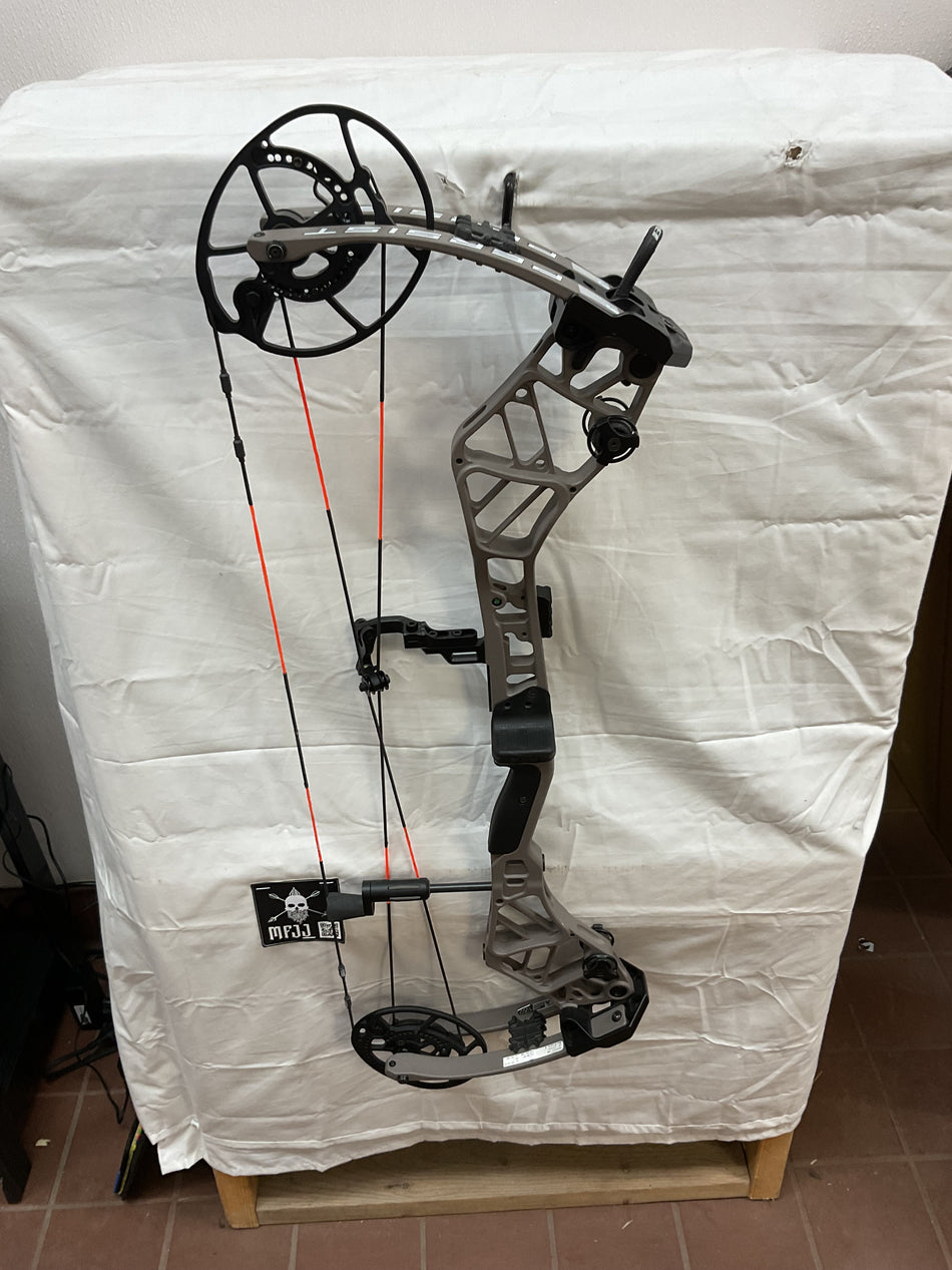 BEAR PERSIST 33 LH/STONE/70# - #BEP33LHSTN70- 2 - USED BOW!!!!