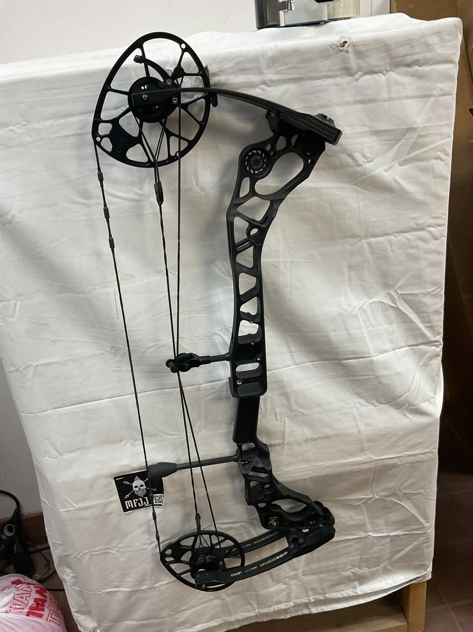 MATHEWS HALON 6 - RH/Black/60# - #MH306BLK60-11 - USED BOW!!!
