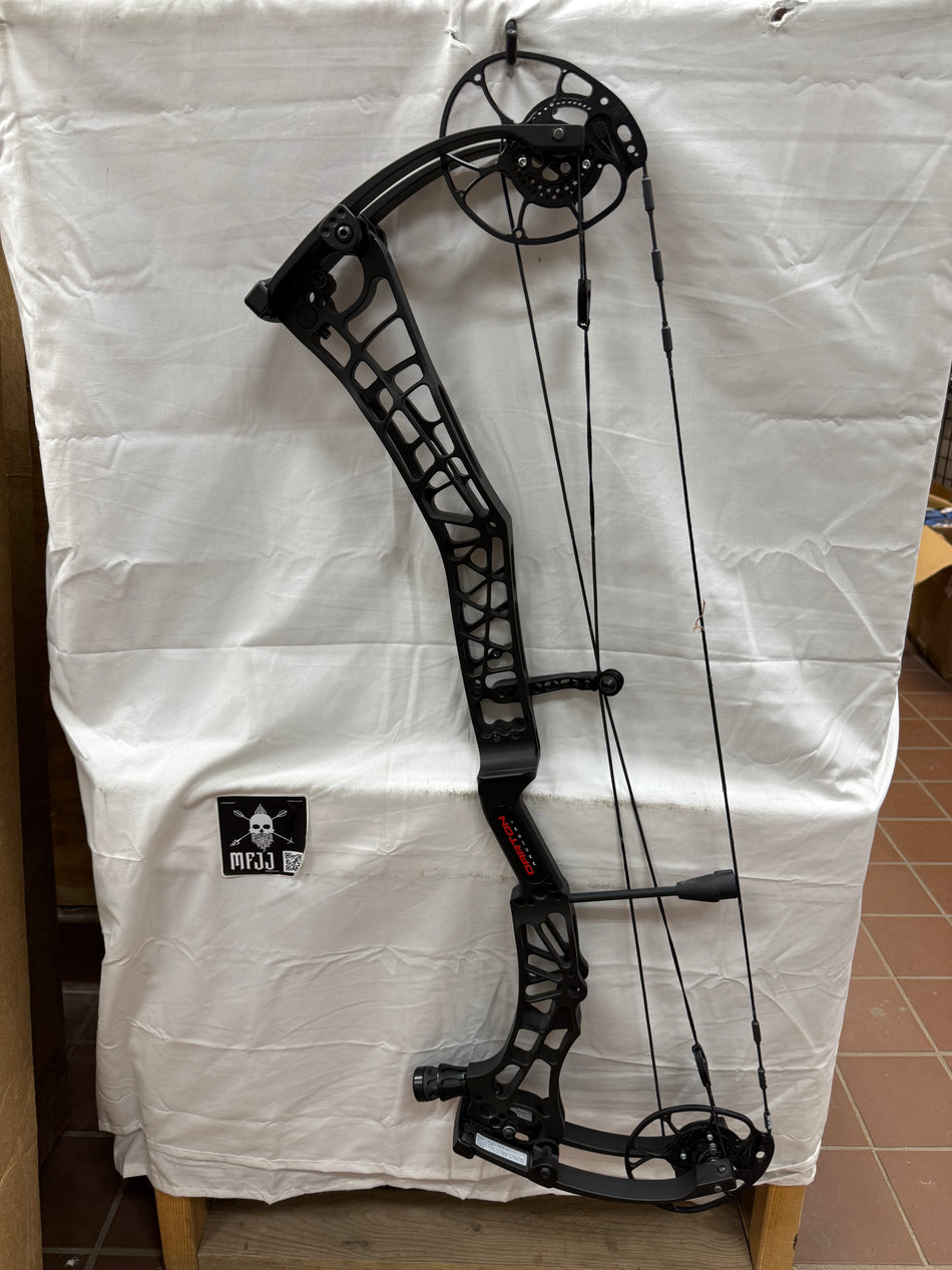 DARTON SEQUEL 33 - RH/Black/70 - #DS33RHB70 - 1 -USED BOW!!!