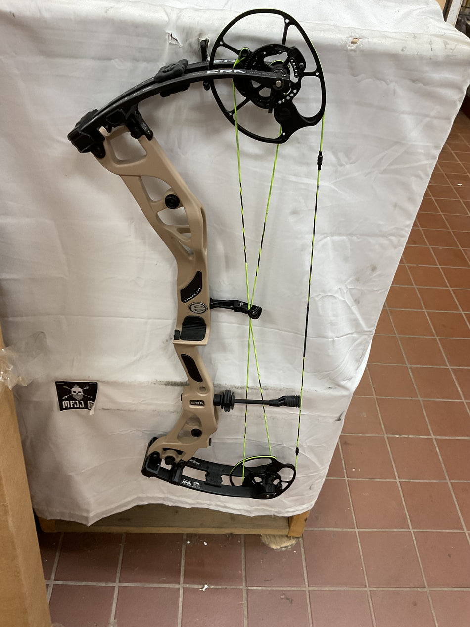 ELITE CARBON ERA - RH/TAN/70 - #ECERHT70 - 13 - USED BOW!!