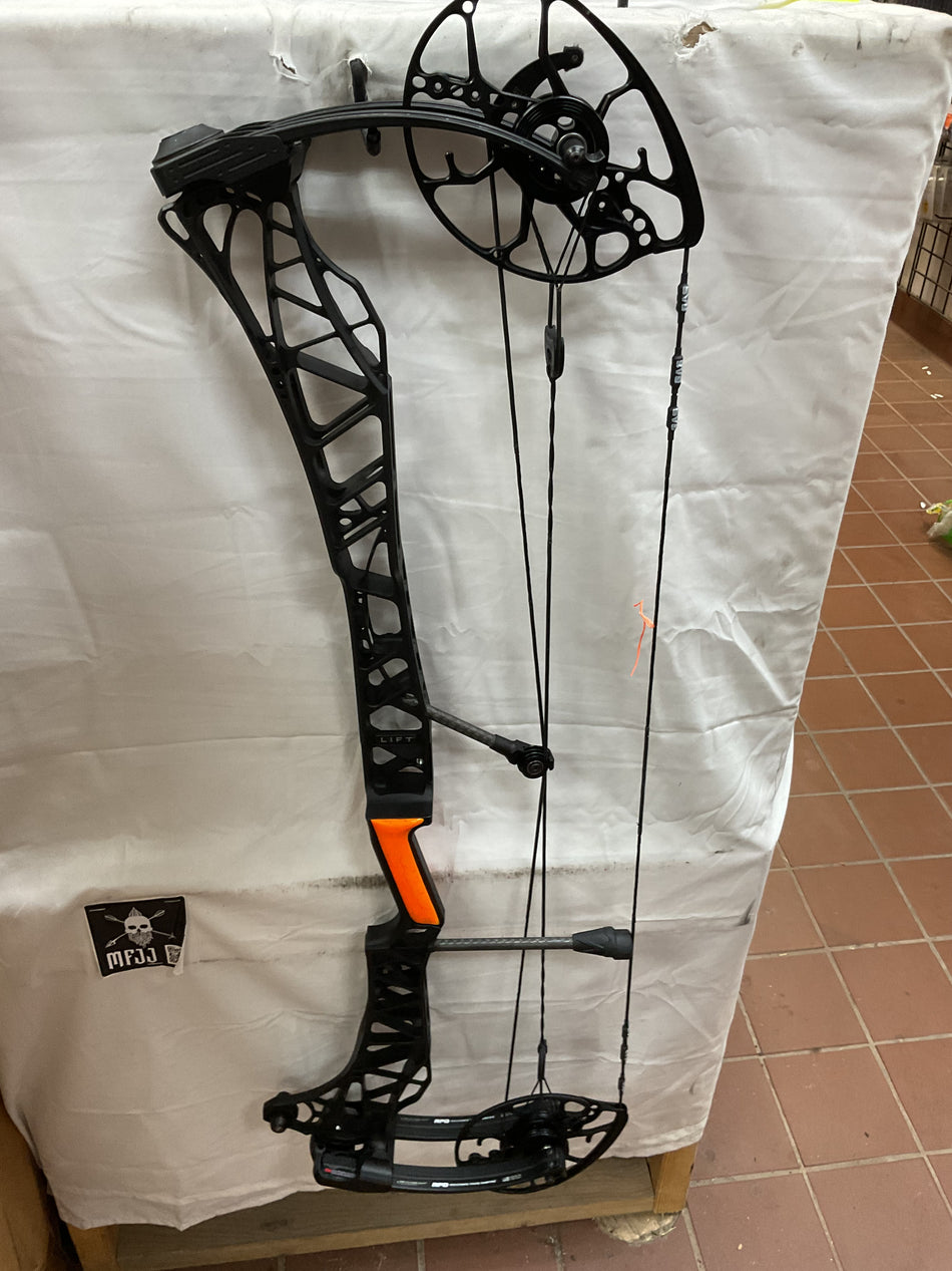 MATHEWS LIFT 33  - RH/Black/55-80# - #ML33RHB5580 - 72 - USED BOW!!!